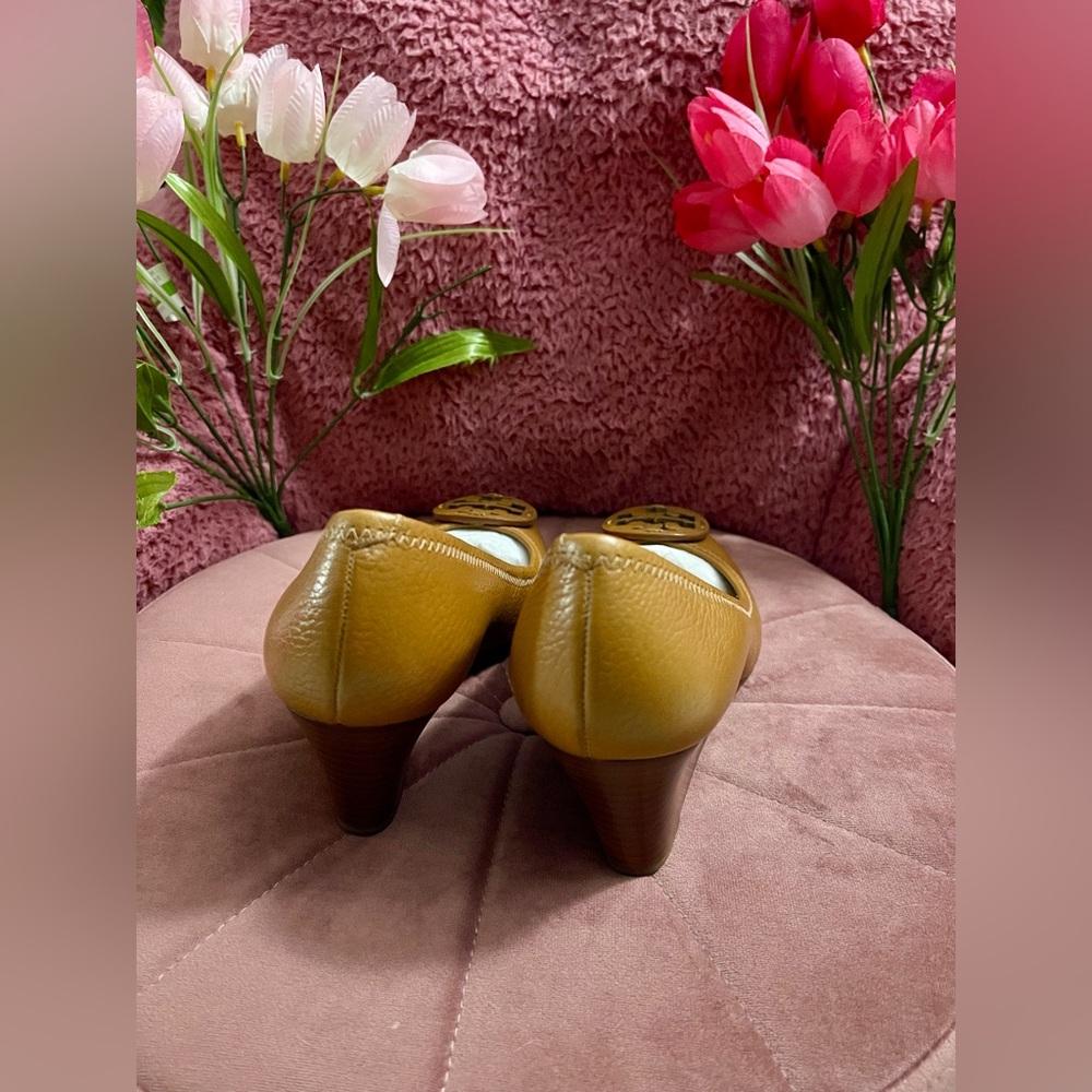 💖Pre-Loved Tory Burch Sally Tan Leather Wedges with Signature Medallion Size 6 - Picture 5 of 9